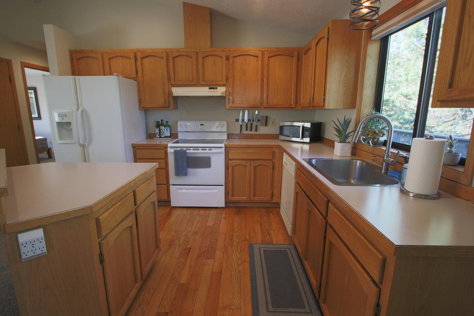 Photo of 1385 NE Williamson Boulevard 9 of 37
