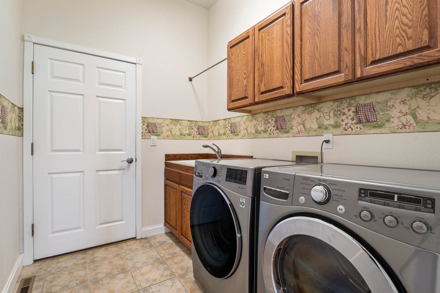 Photo of 3735 SW Timber Avenue 27 of 46