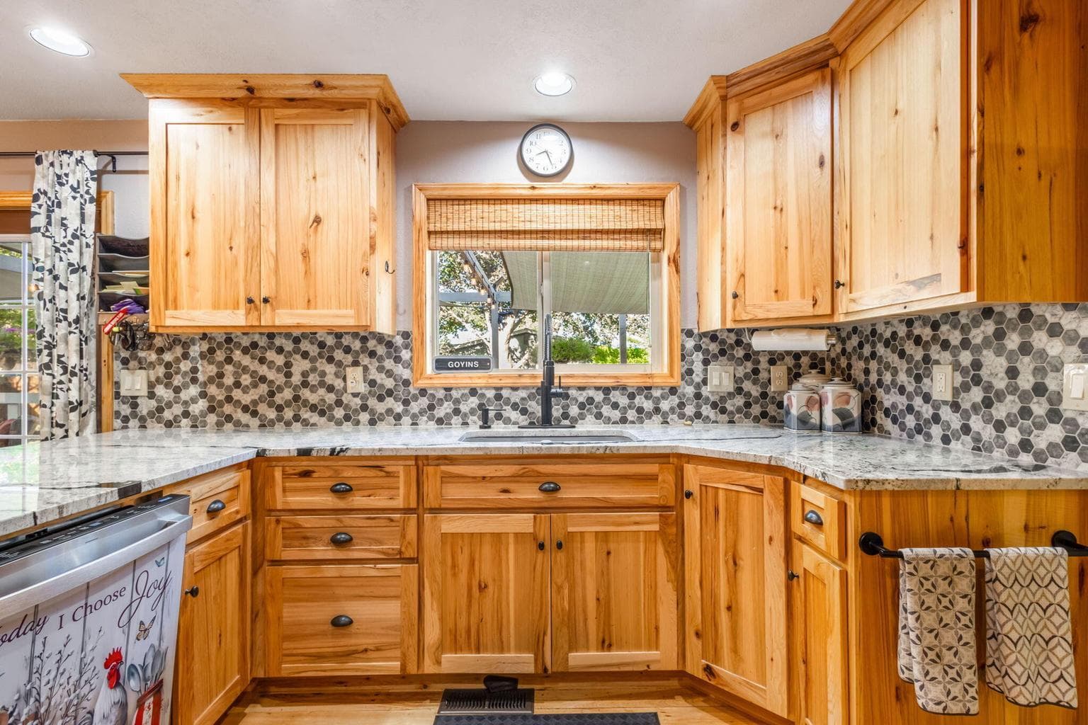 Photo of 391 NE Marmot Lane 8 of 42