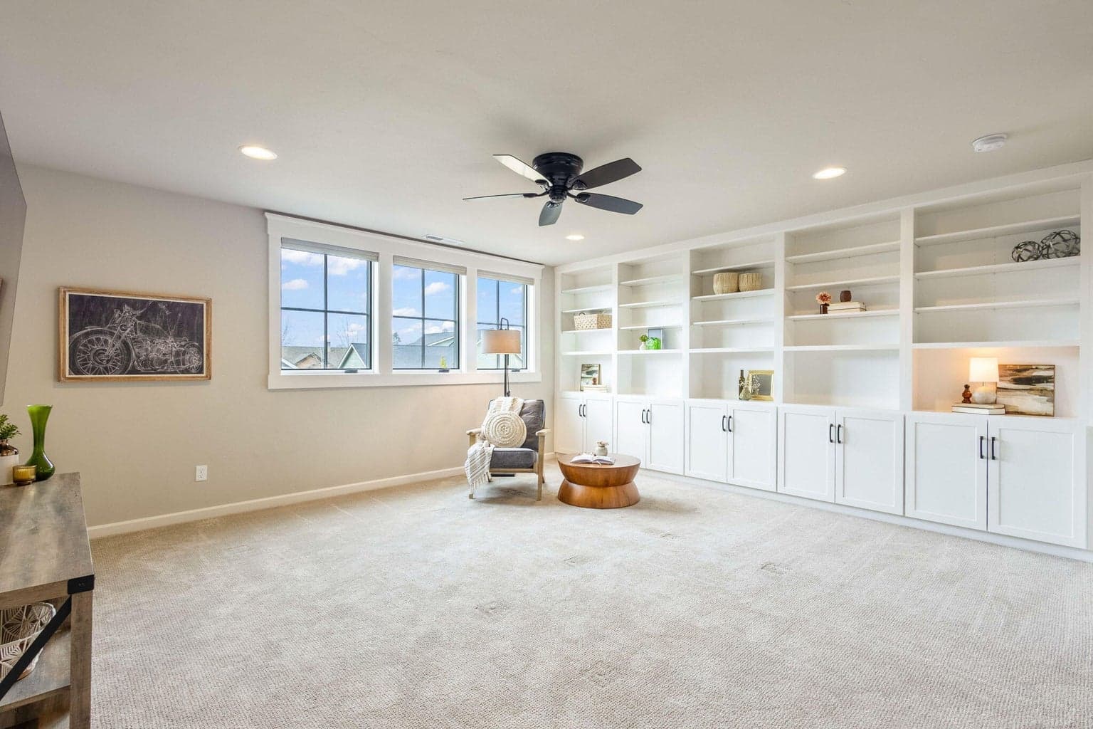 Versatile upstairs bonus room with built-ins & Cascade Mountain views