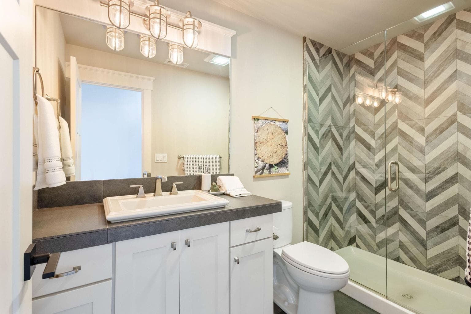 Upper level full bath