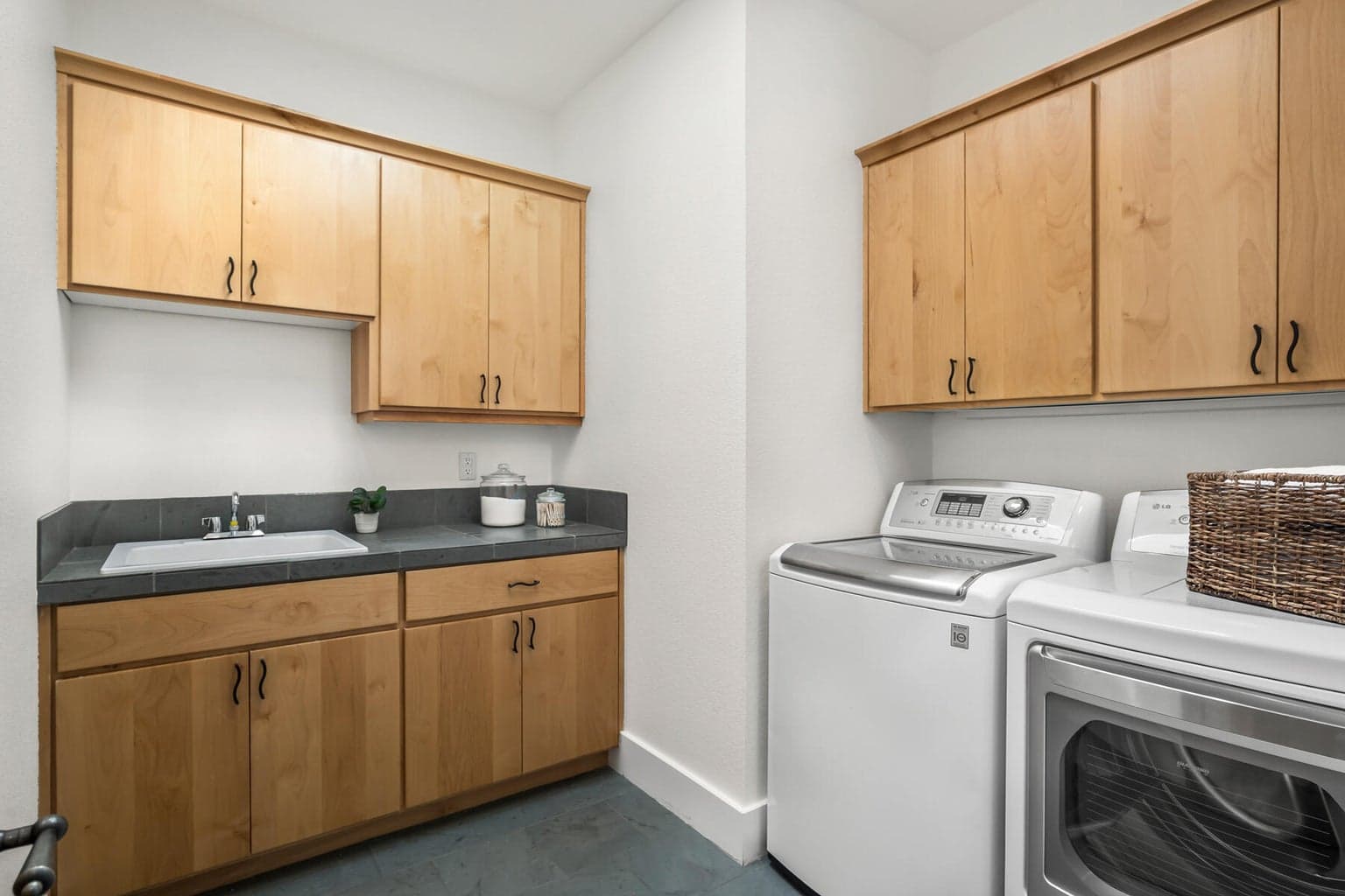 Photo of 3160 NW Colonial Drive 31 of 57