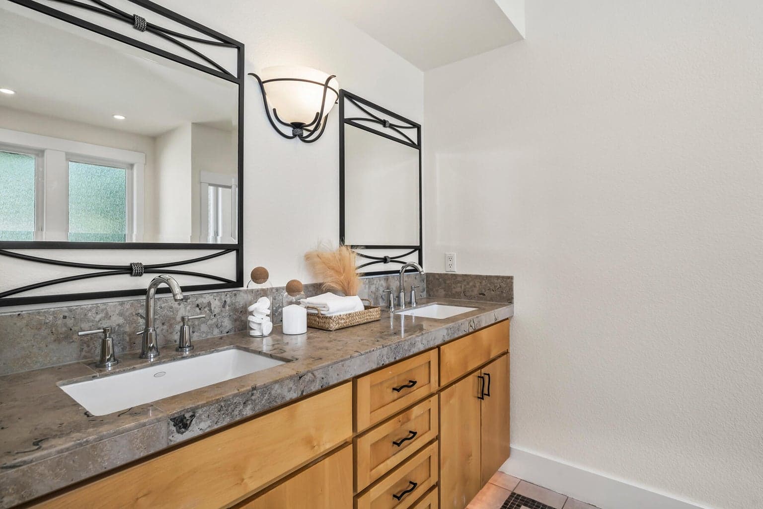 Photo of 3160 NW Colonial Drive 26 of 57