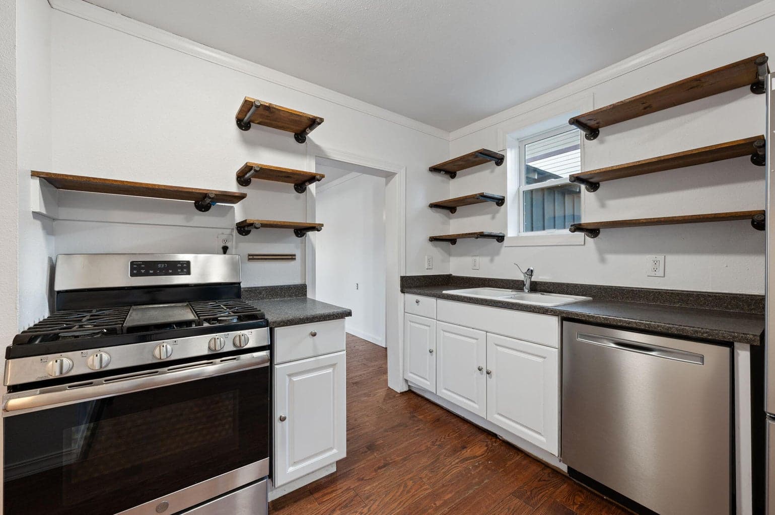 Photo of 135 SE Roosevelt Avenue 11 of 36