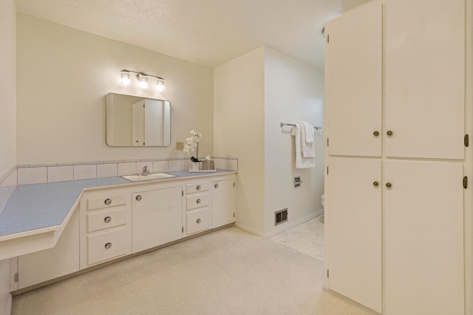 Photo of 517 NW Canyon Drive 16 of 40