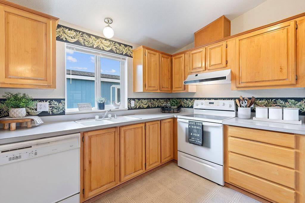 Photo of 185 NW Harwood Avenue 8 of 22