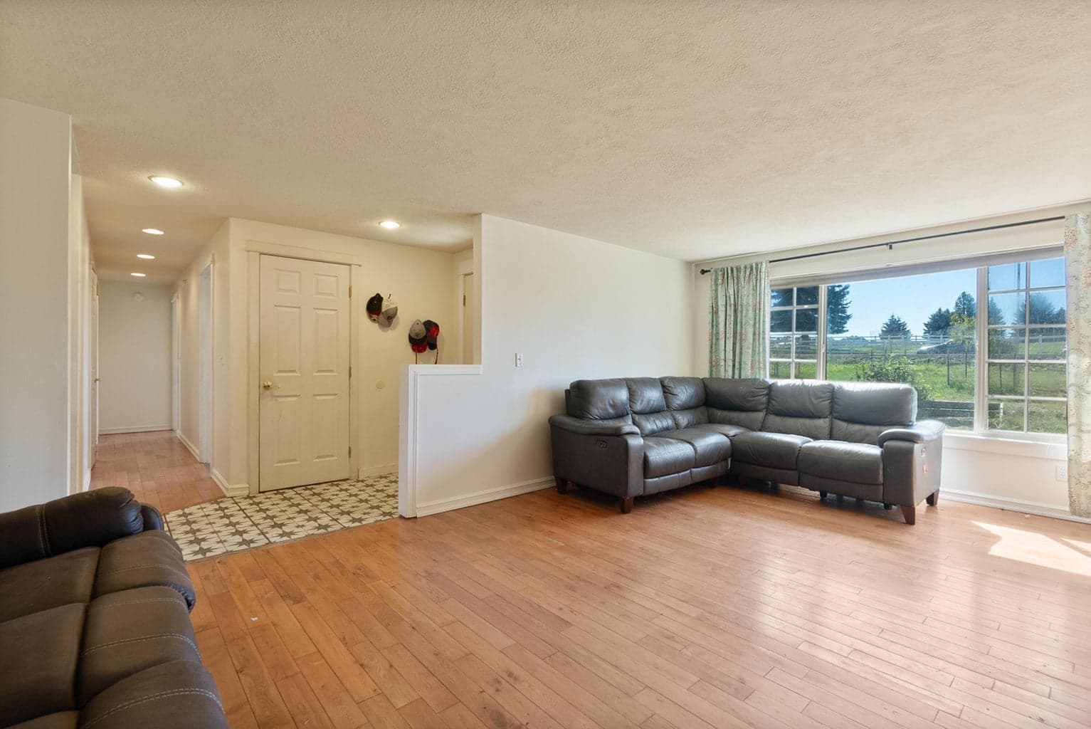 Photo of 873 West Hills 4 of 36