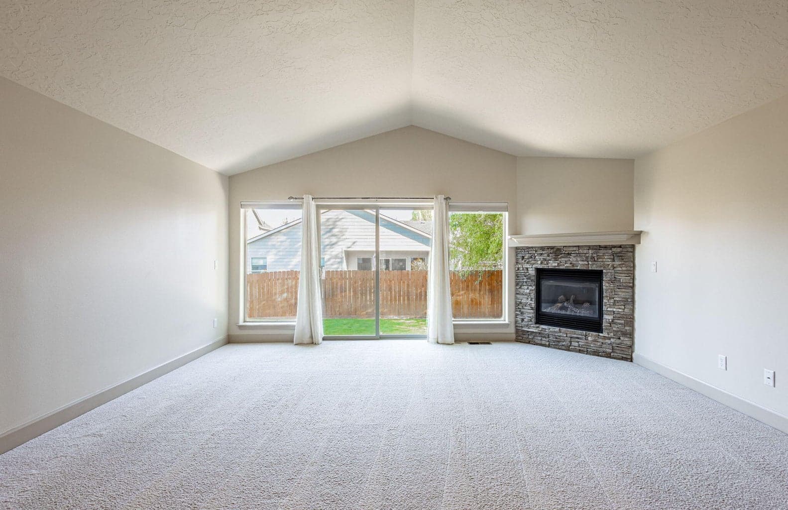 Photo of 2966 NE Dogwood Drive 10 of 35