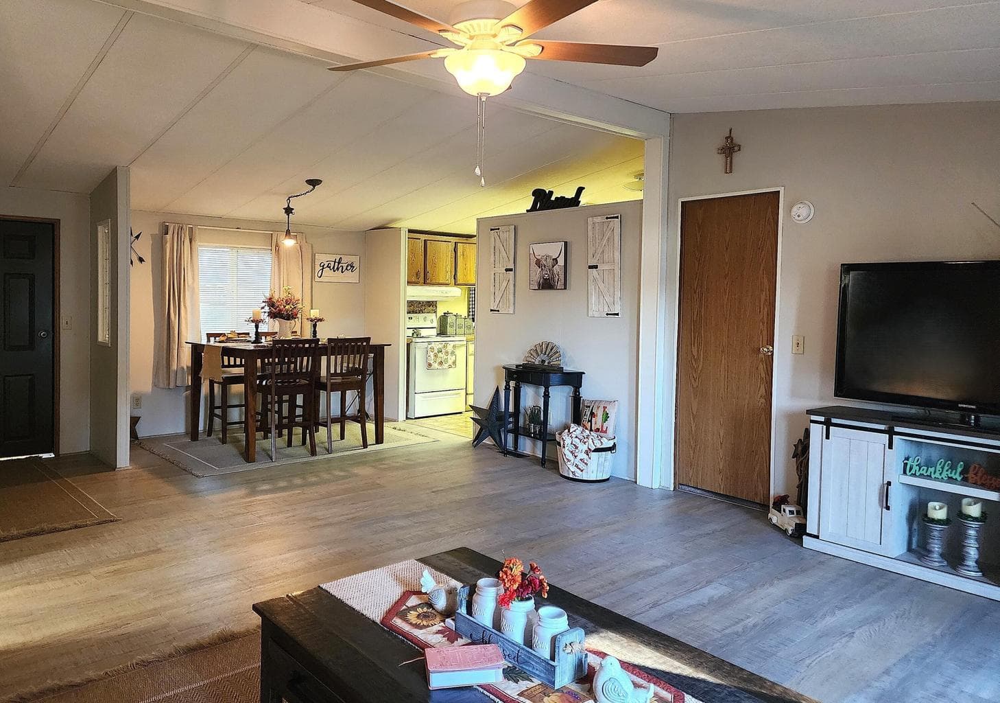 Looking toward dining area and kitchen