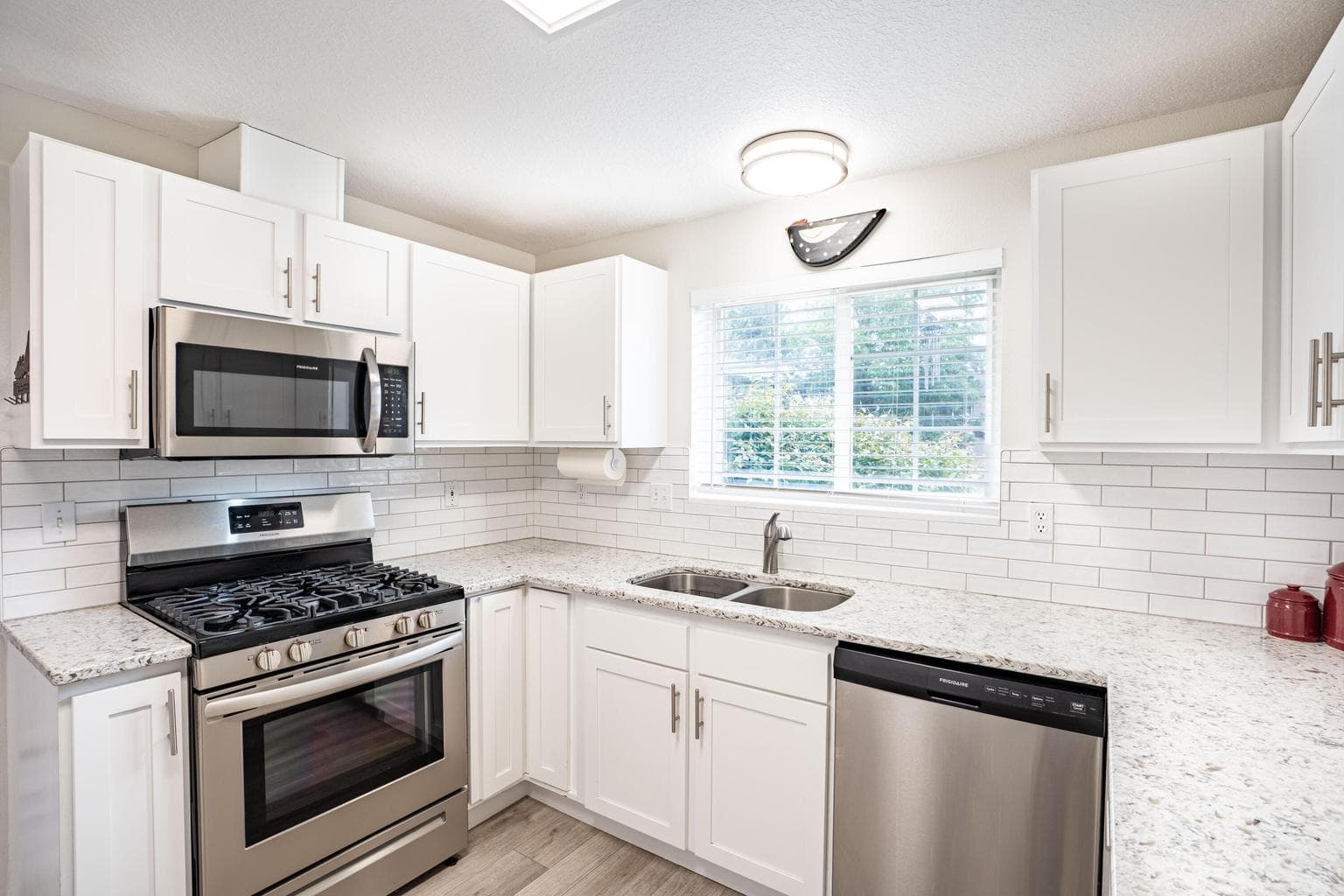 Photo of 3036 NE Royal Court 7 of 36