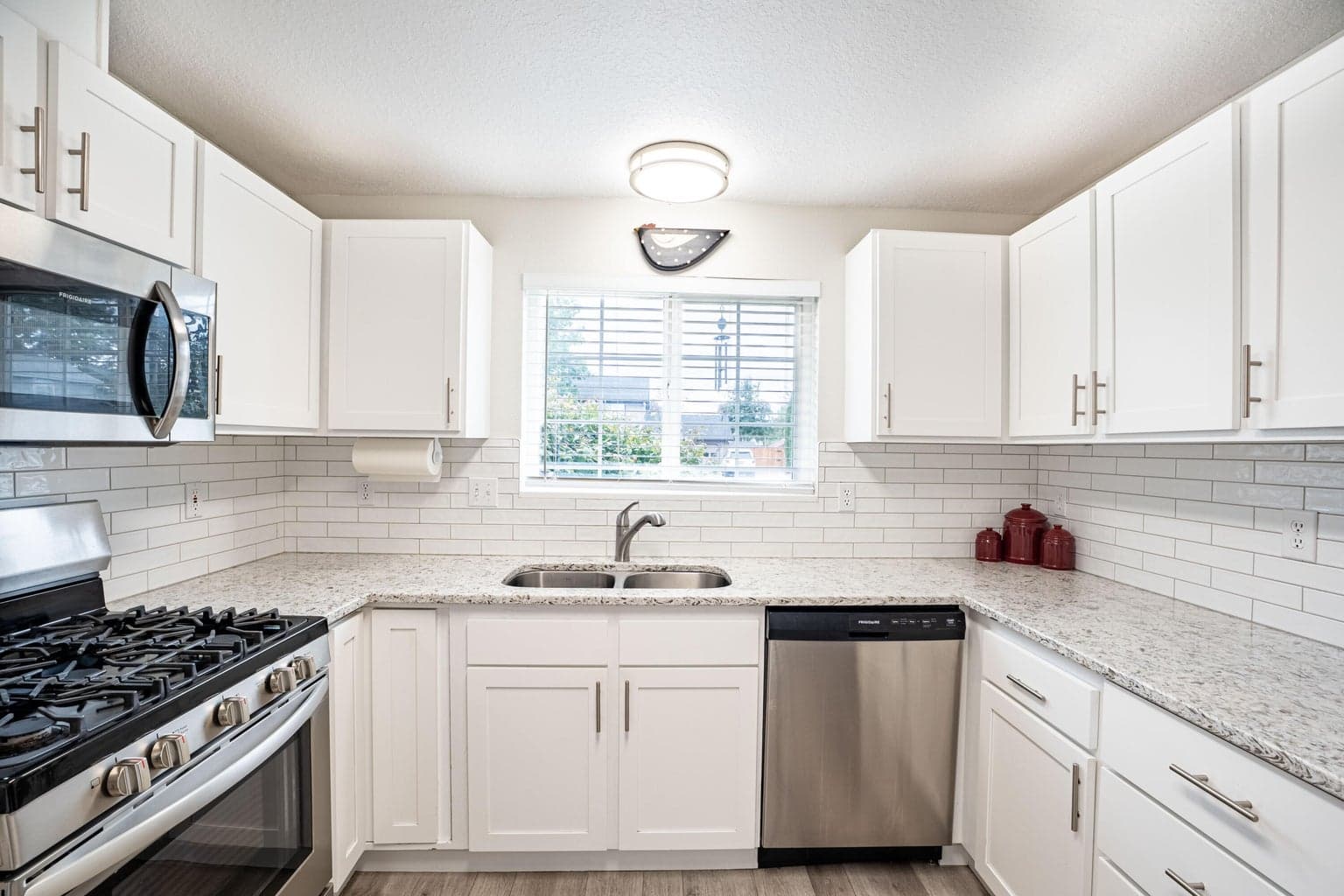 Photo of 3036 NE Royal Court 8 of 36