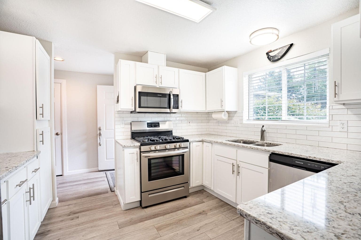 Photo of 3036 NE Royal Court 6 of 36