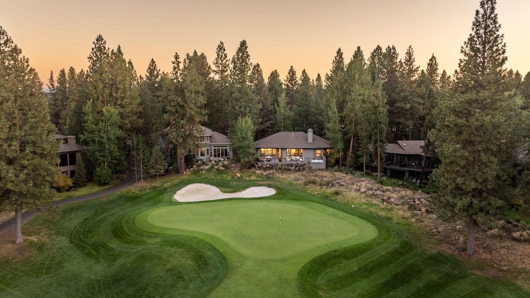 Home backs to Hole 1