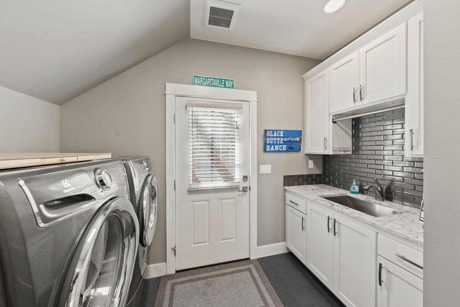 Photo of 325 N Cowboy Street 25 of 52