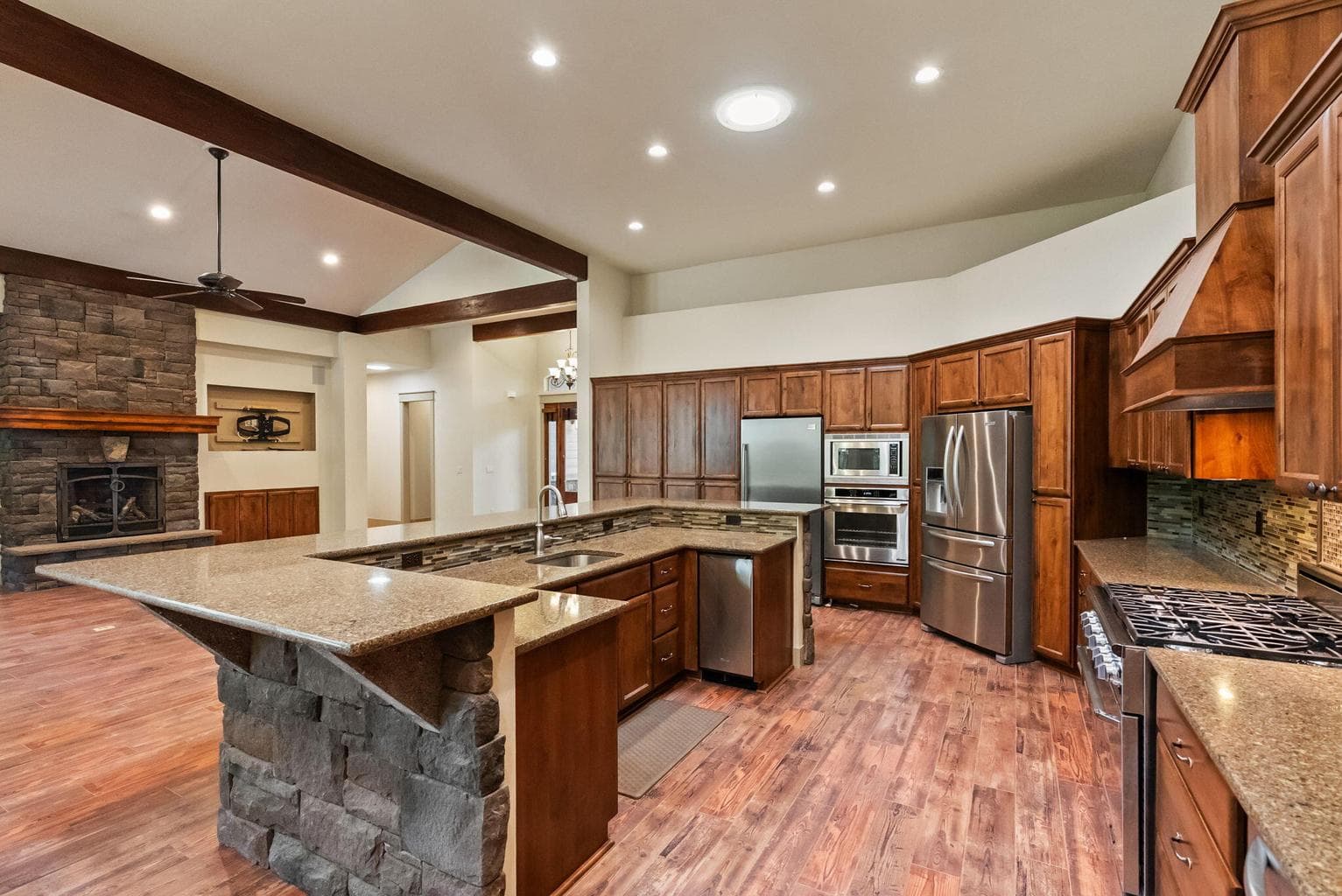 Island/Bar with ice maker