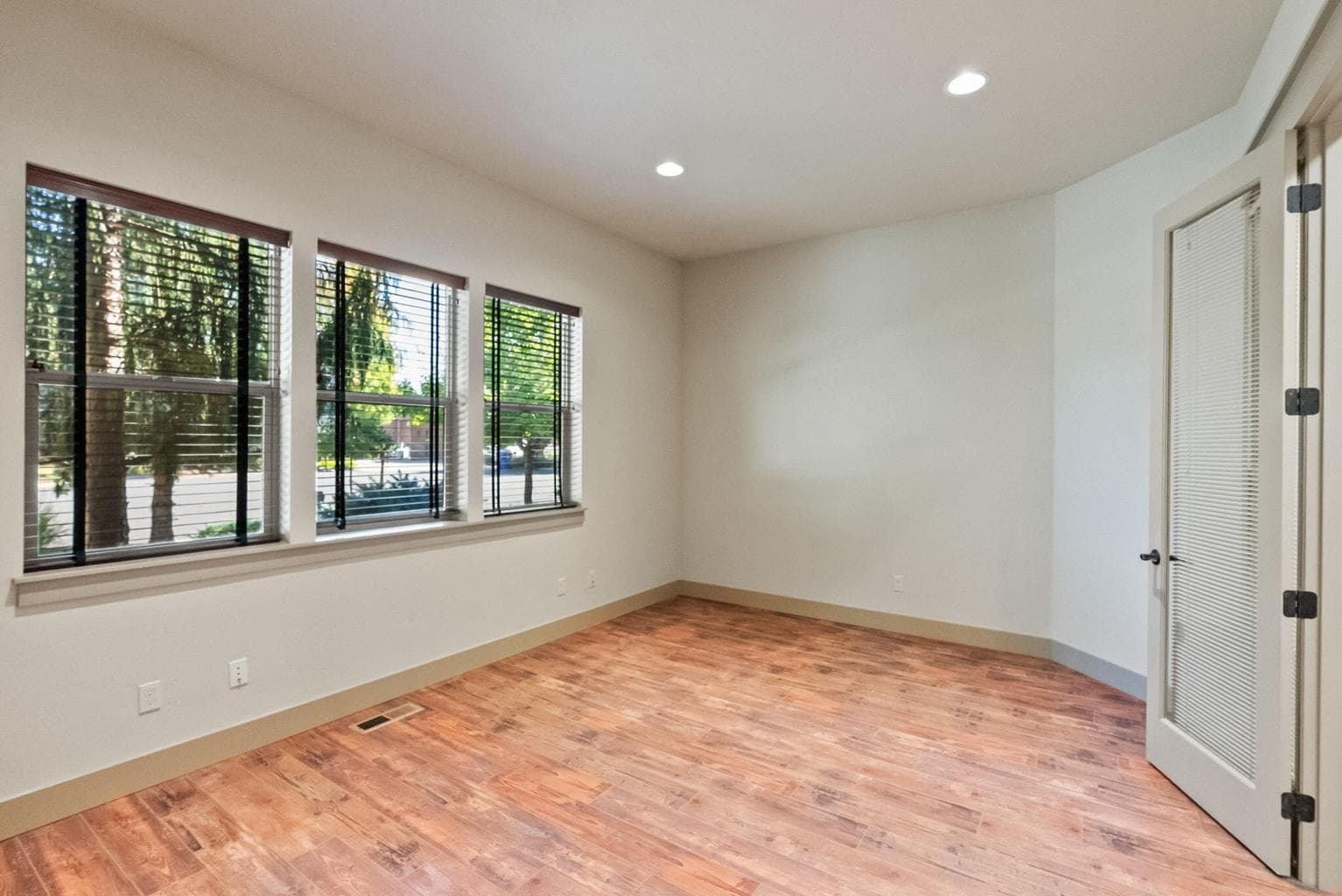 Flex room designed for office/den or formal dining