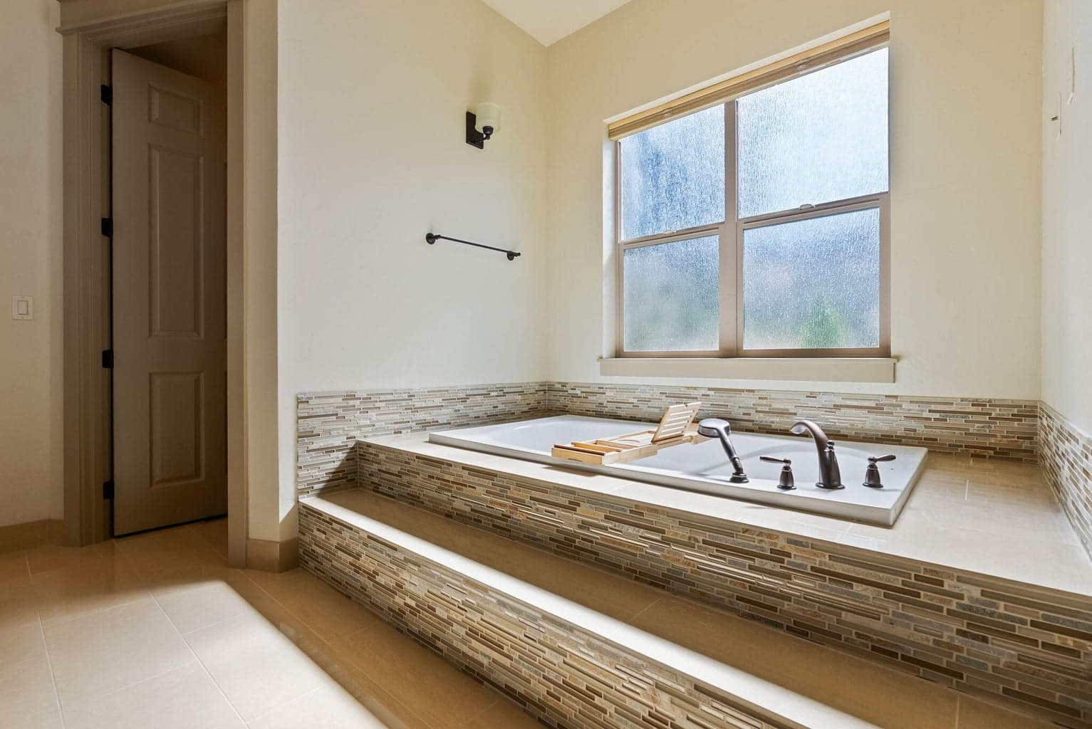 Primary soaking tub