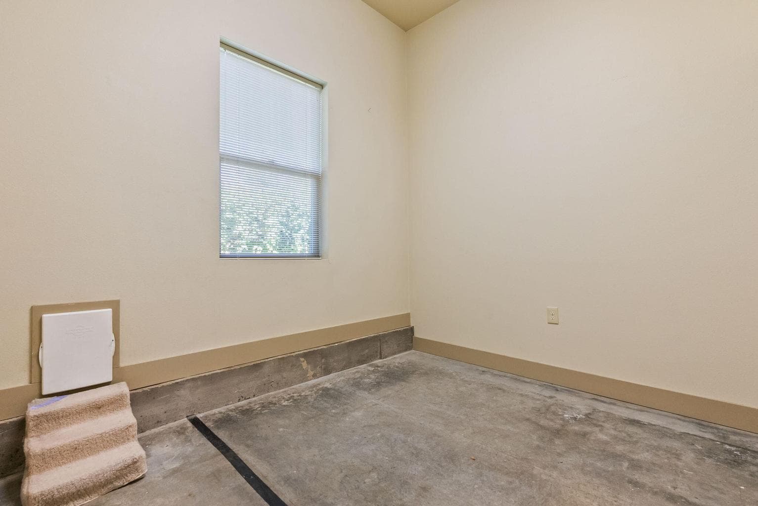Dog/Pet kennel room with pet door to outdoor run