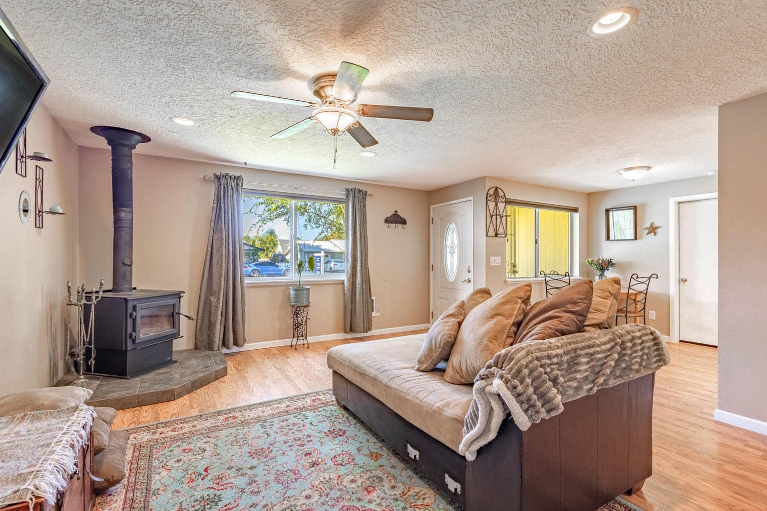 Photo of 740 NW Beaver Street 4 of 22