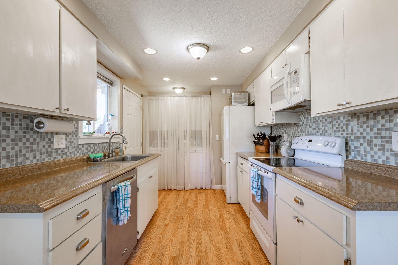 Photo of 740 NW Beaver Street 7 of 22