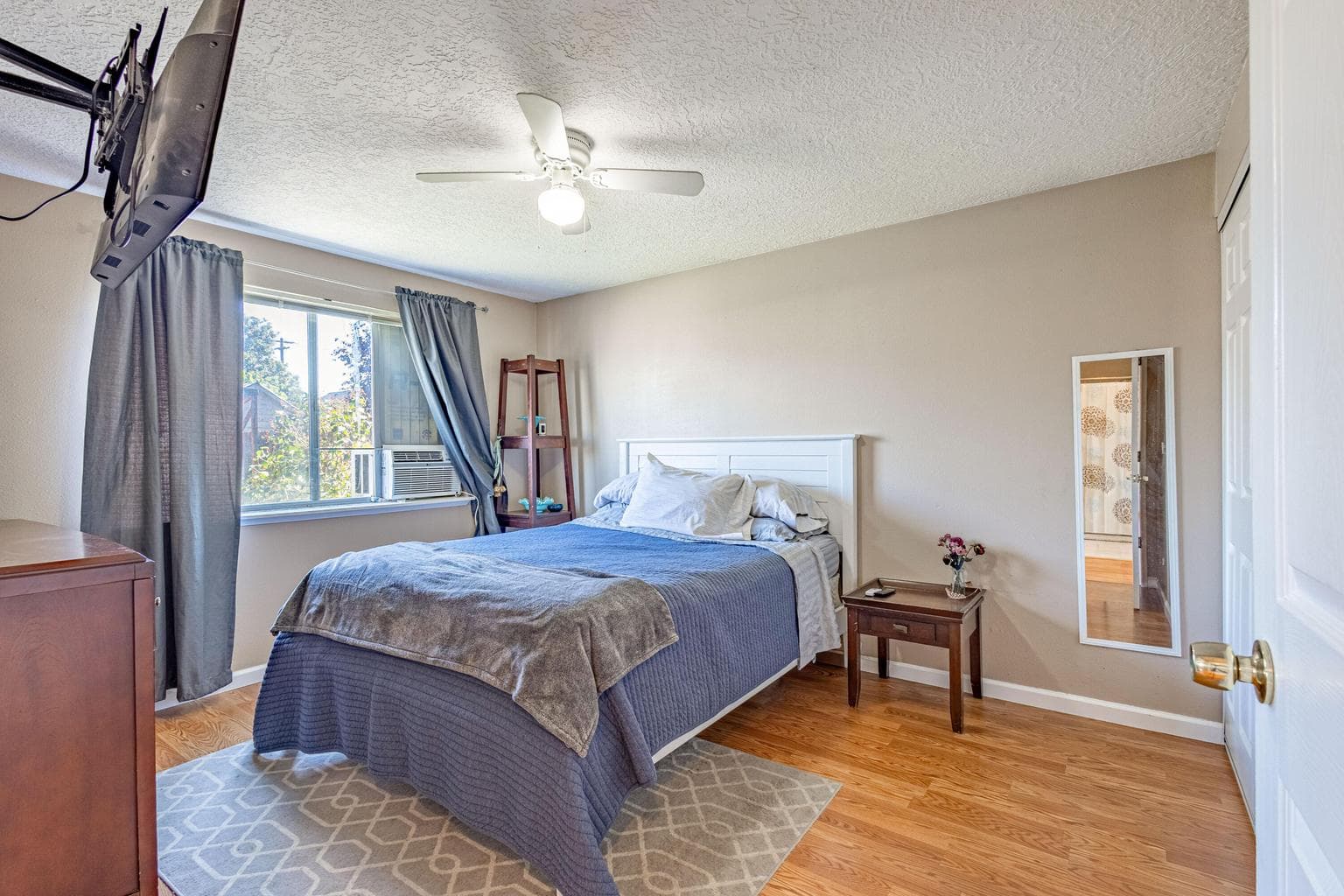 Photo of 740 NW Beaver Street 8 of 22