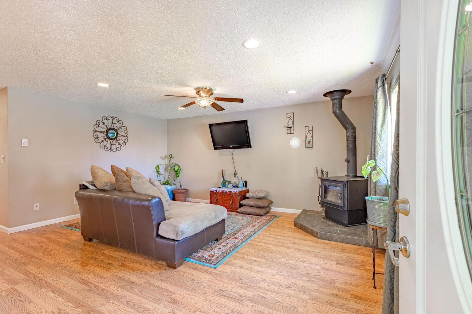 Photo of 740 NW Beaver Street 3 of 22
