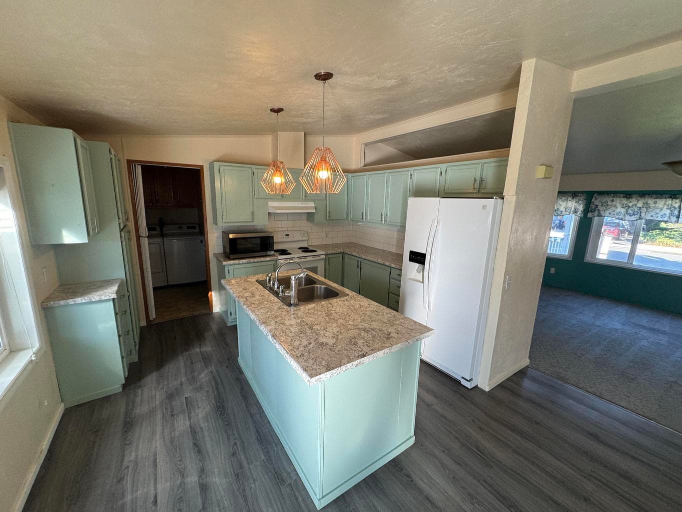 Photo of 1818 NW Fir Avenue 6 of 35