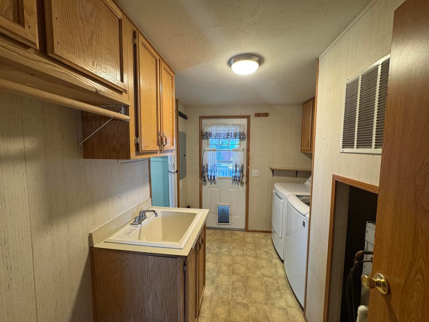 Photo of 1818 NW Fir Avenue 14 of 35