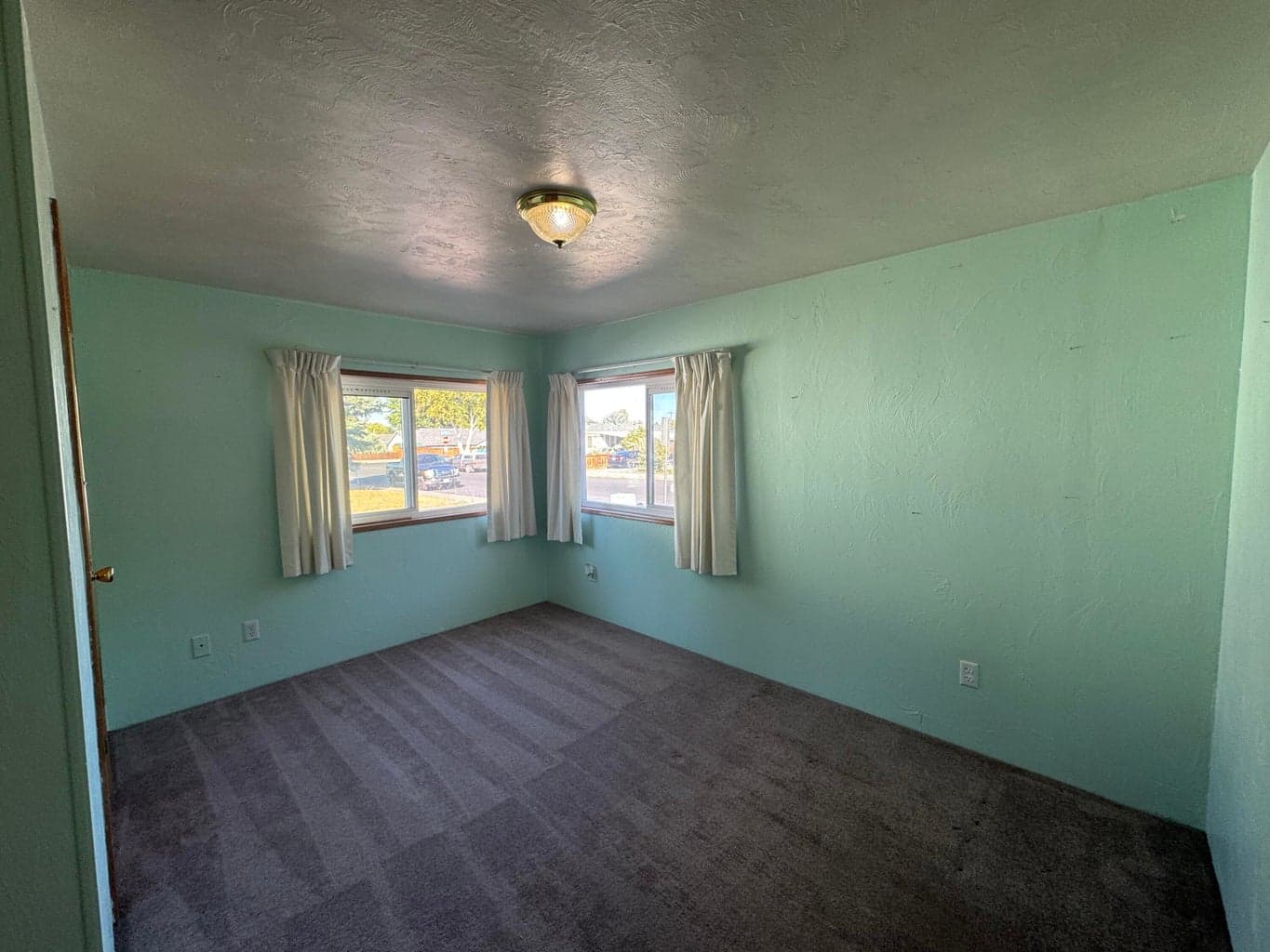 Photo of 1818 NW Fir Avenue 17 of 35