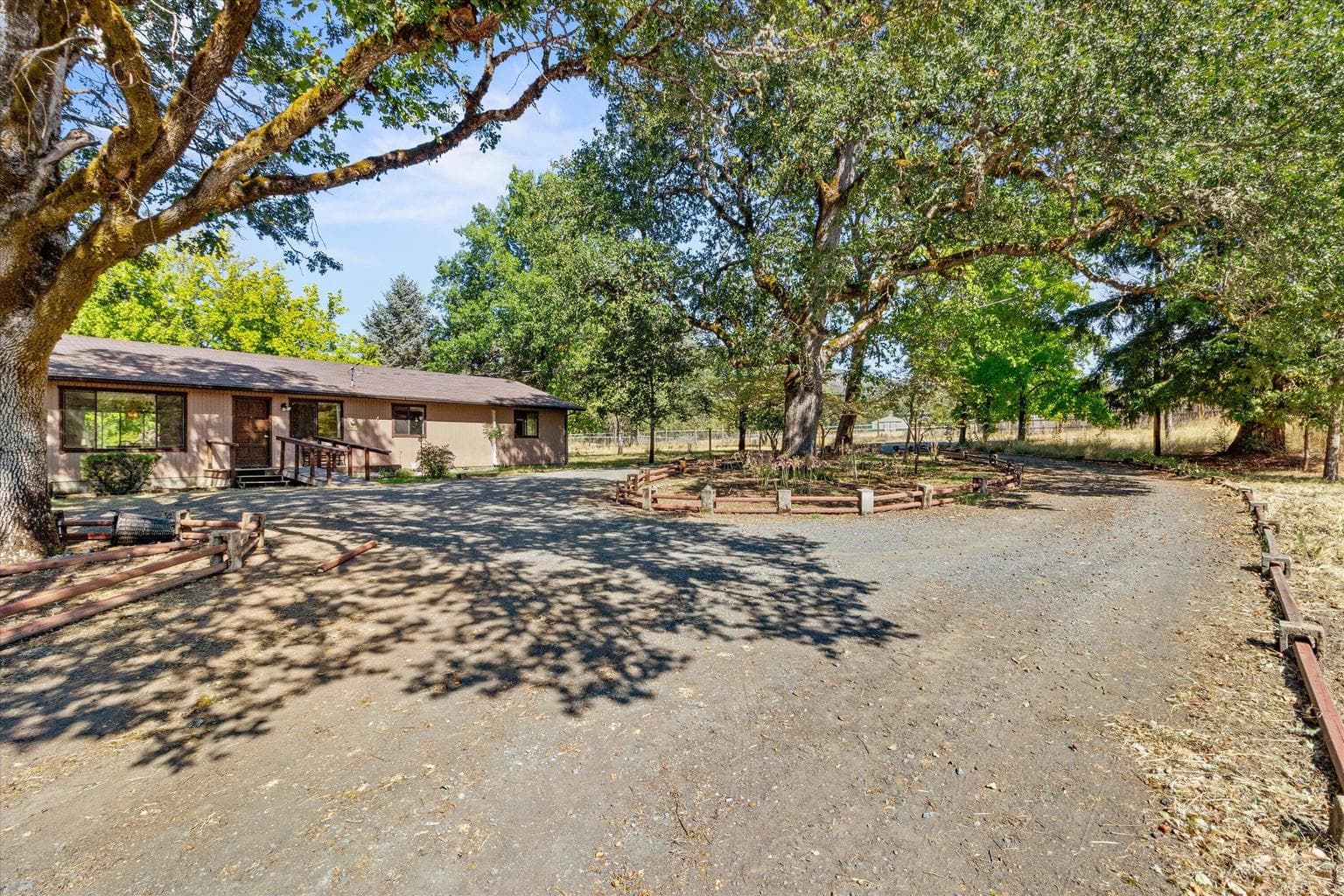 Photo of 5442 Hugo 5 of 41