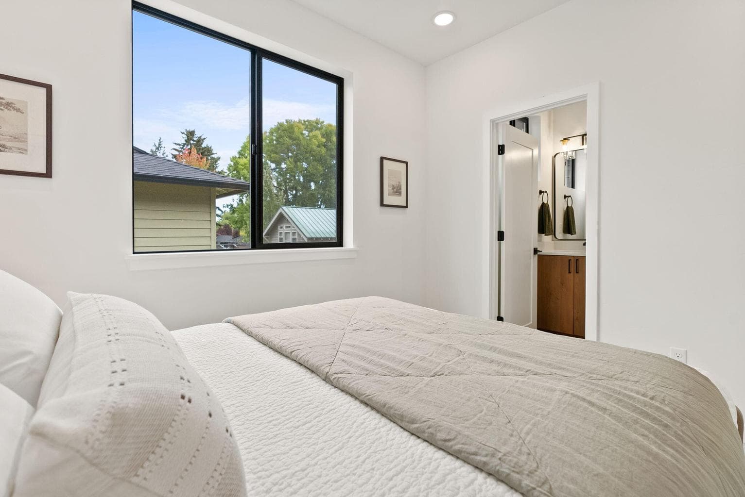 Photo of 129 NW Broadway Street 26 of 64