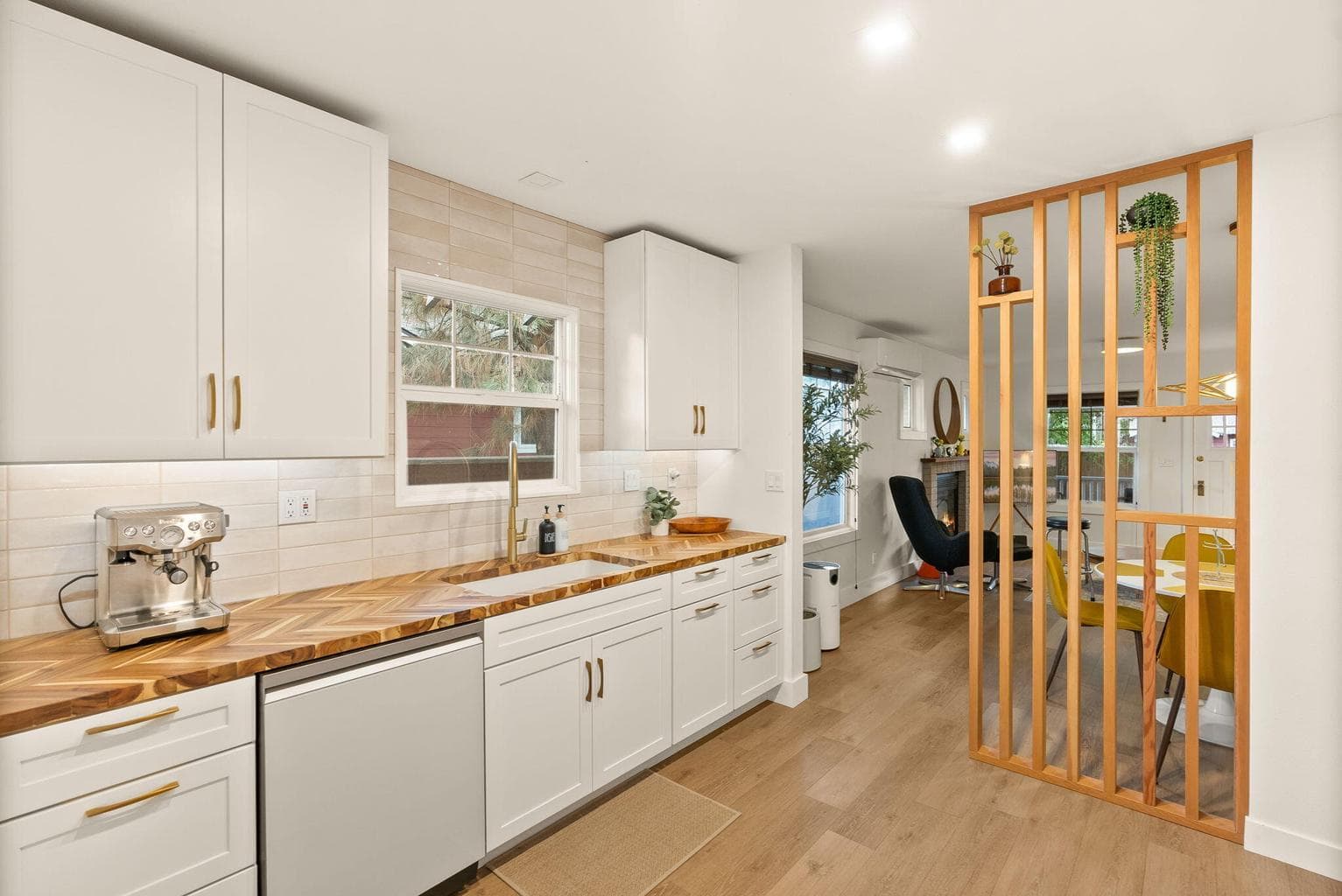 Photo of 1501 NW Newport Avenue 10 of 54