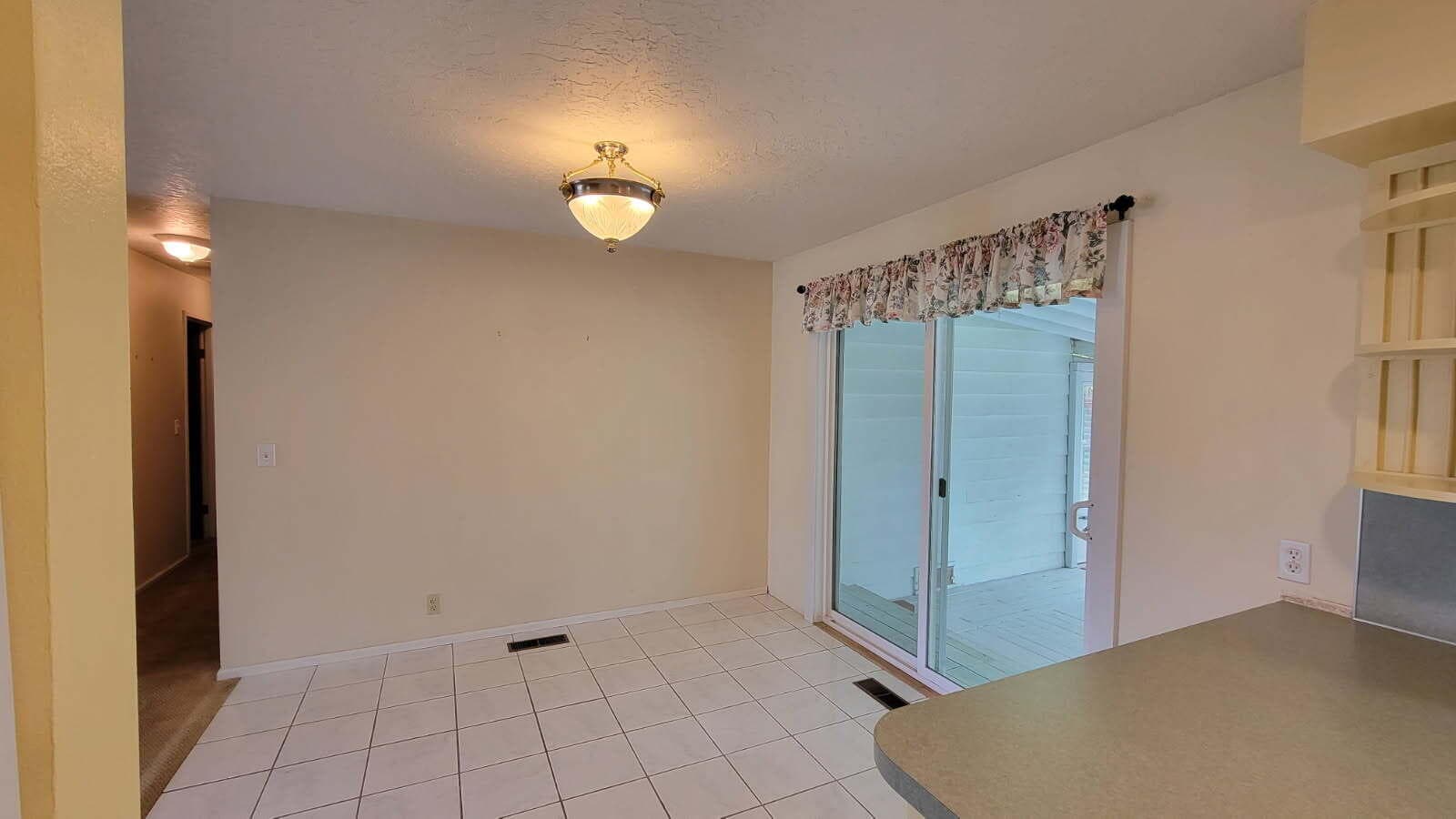 Photo of 320 SW Beaver Street 7 of 32
