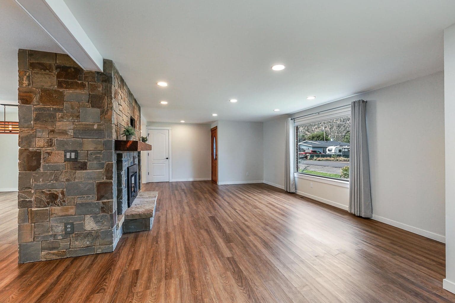 Photo of 198 NE Marmot Lane 9 of 39