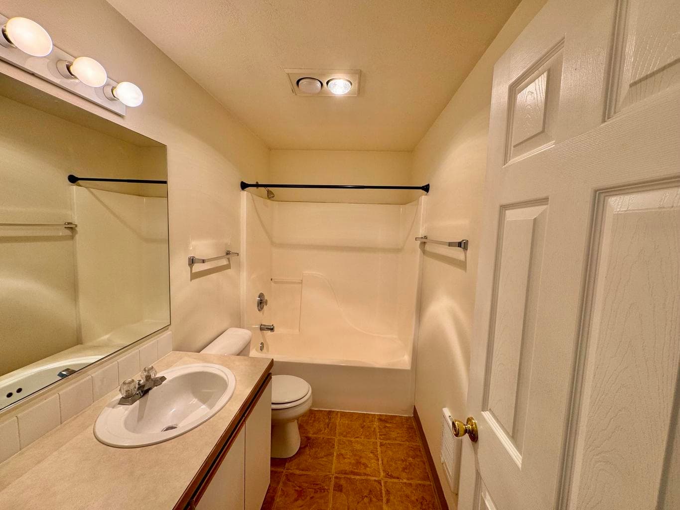 Photo of 609 NE Larch Avenue 12 of 14