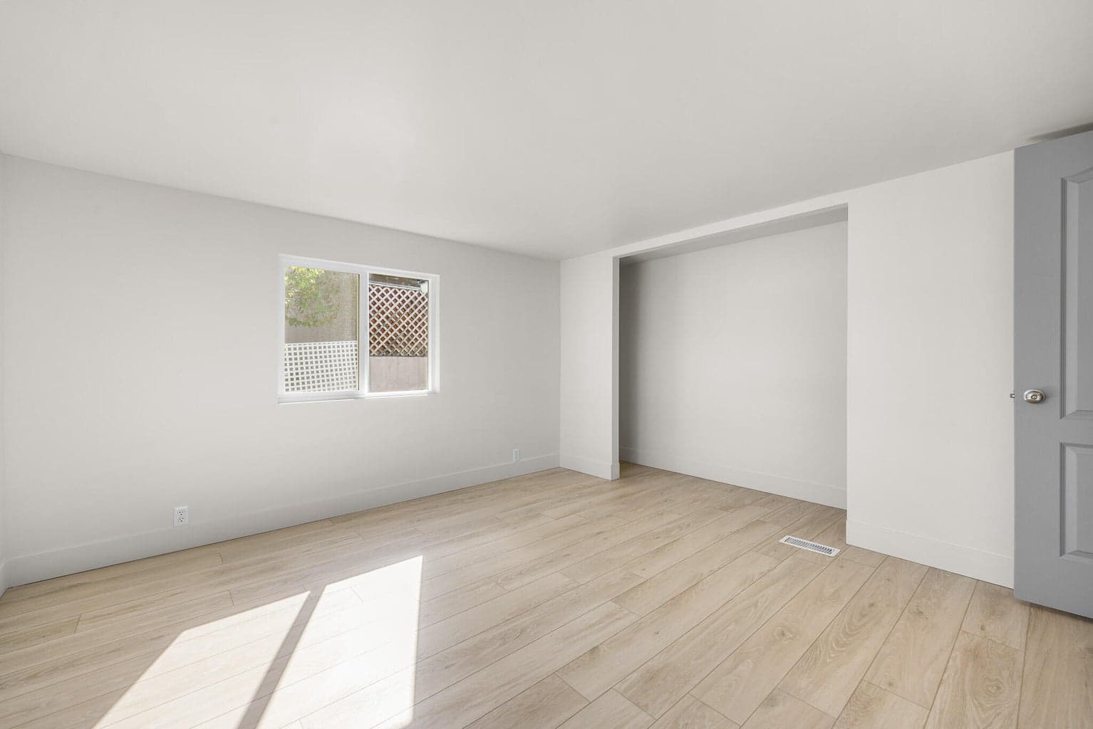 2nd bedroom has lots of light.