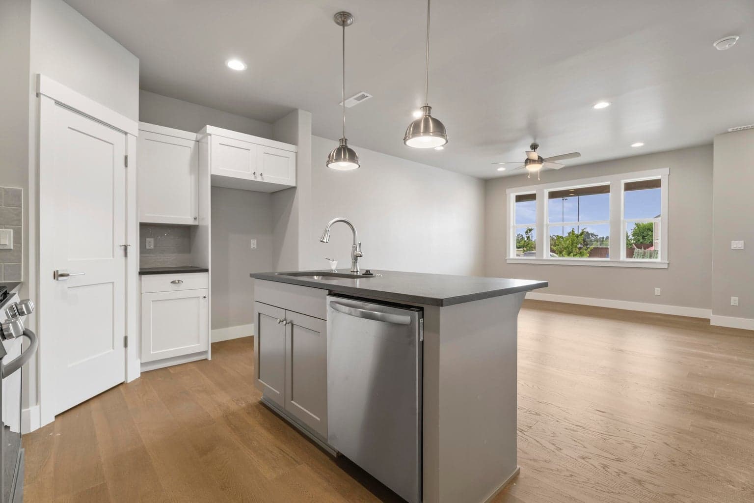 Photo of 3937 SW Coyote Avenue 6 of 24