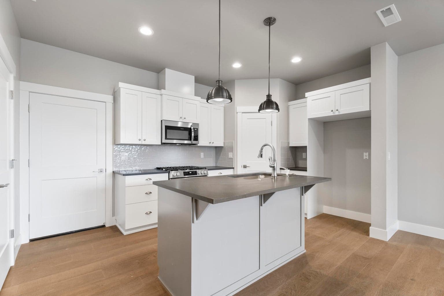 Photo of 3937 SW Coyote Avenue 7 of 24