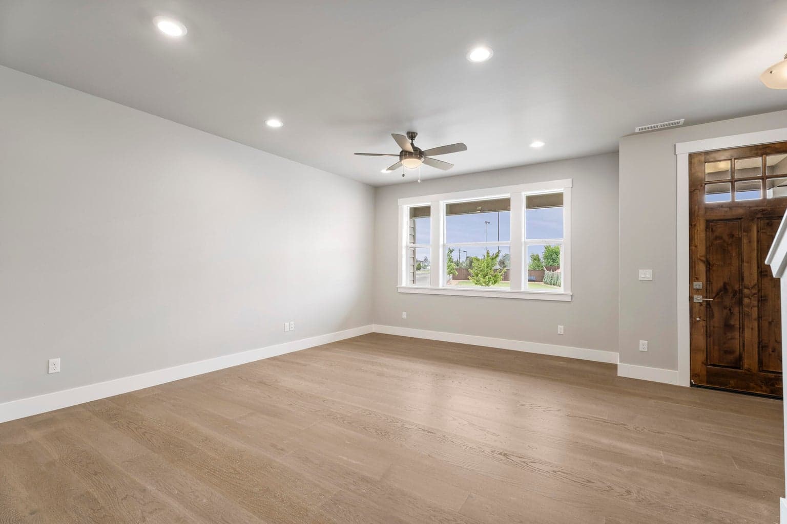 Photo of 3937 SW Coyote Avenue 10 of 24