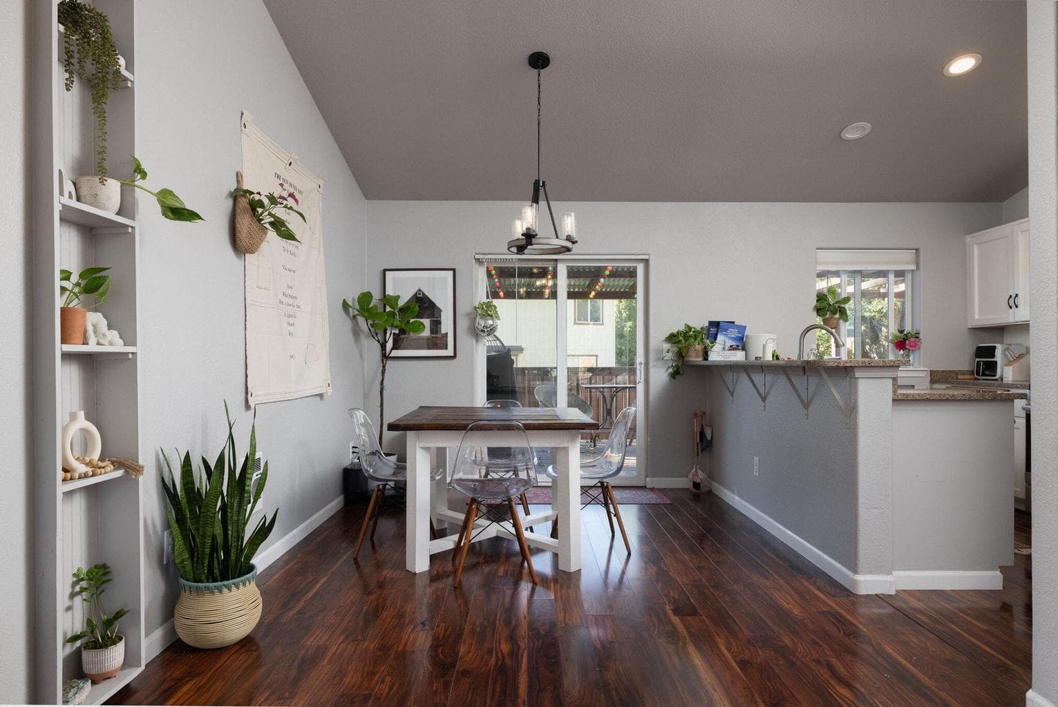 Photo of 919 NW 20th Court 10 of 34