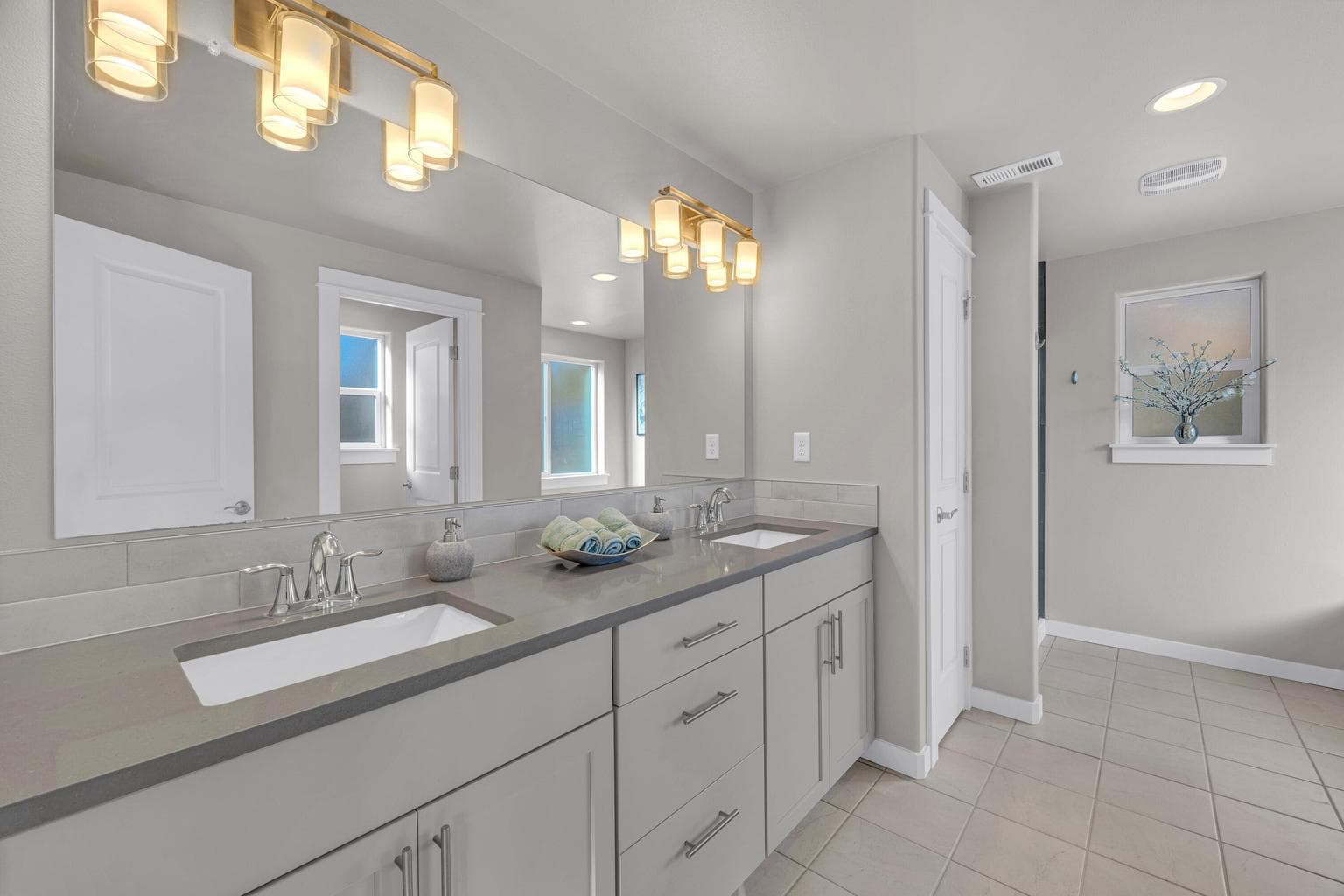 Primary en-suite bathroom