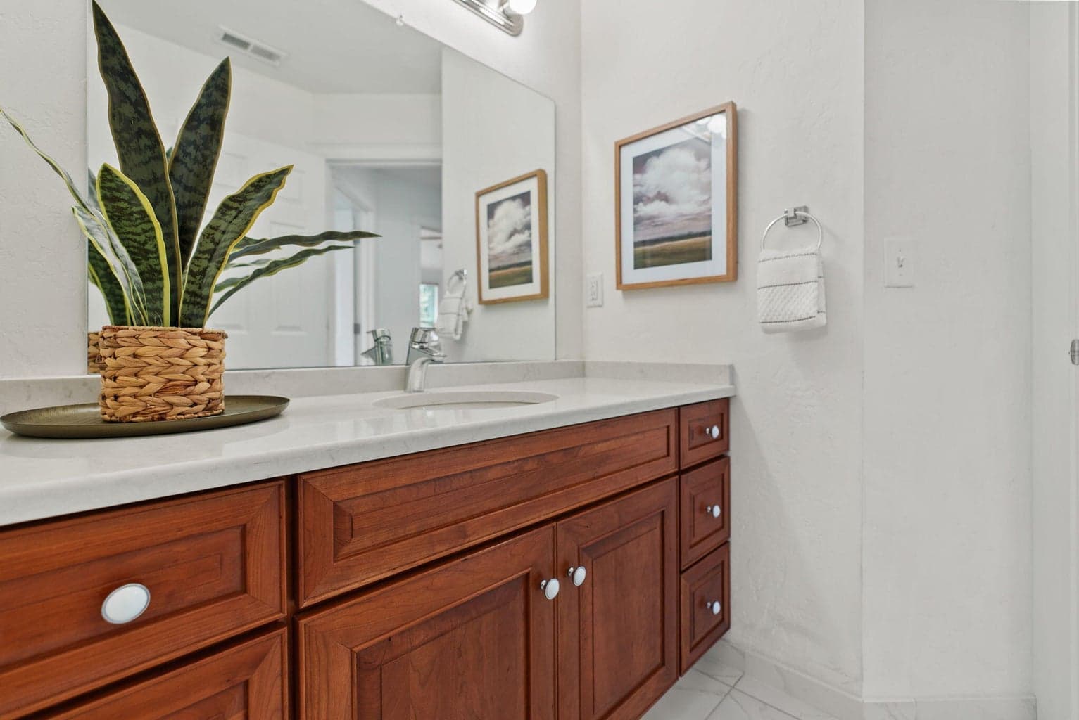 Upstairs guest bath with shower/tub