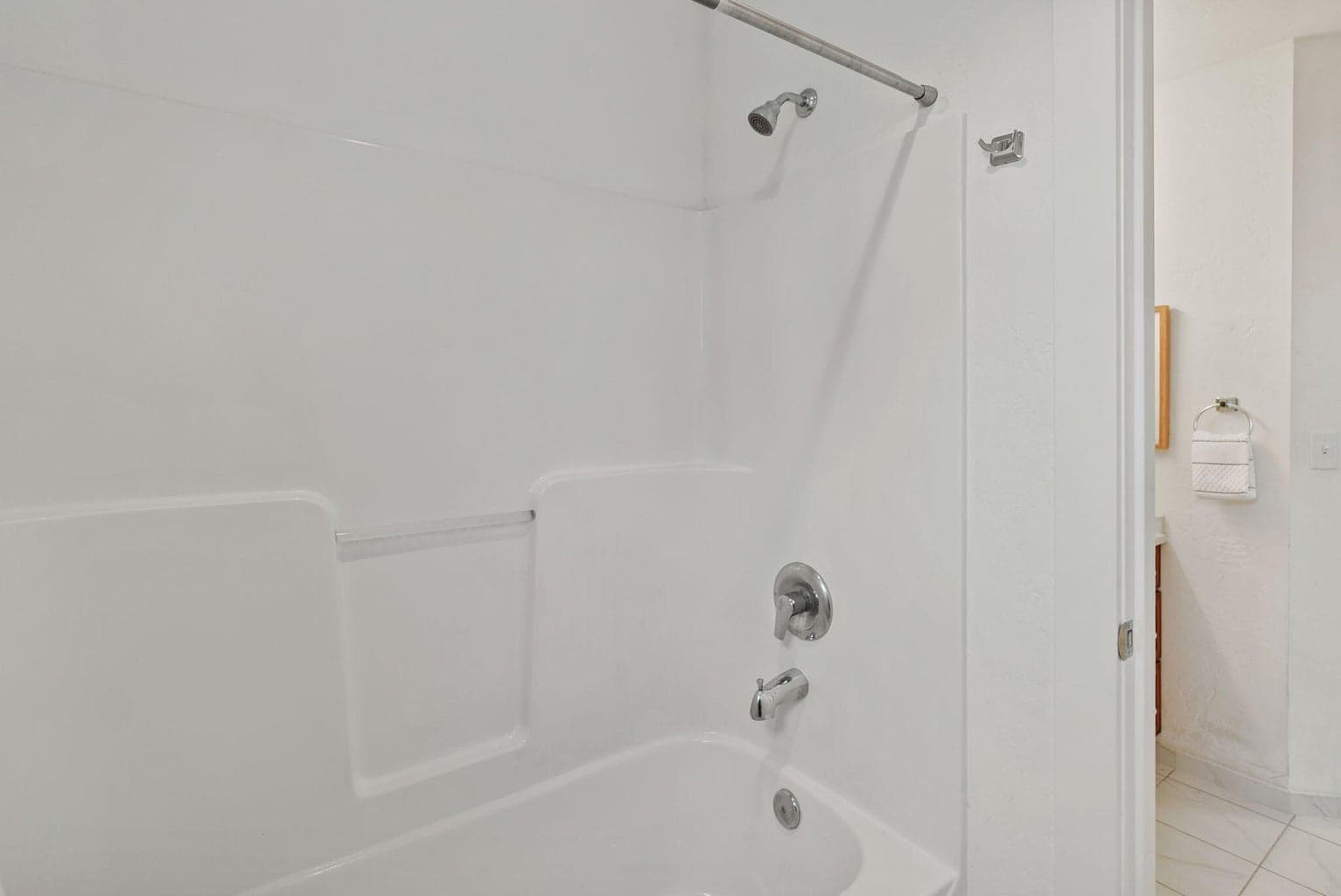 Upstairs guest bath with shower/tub