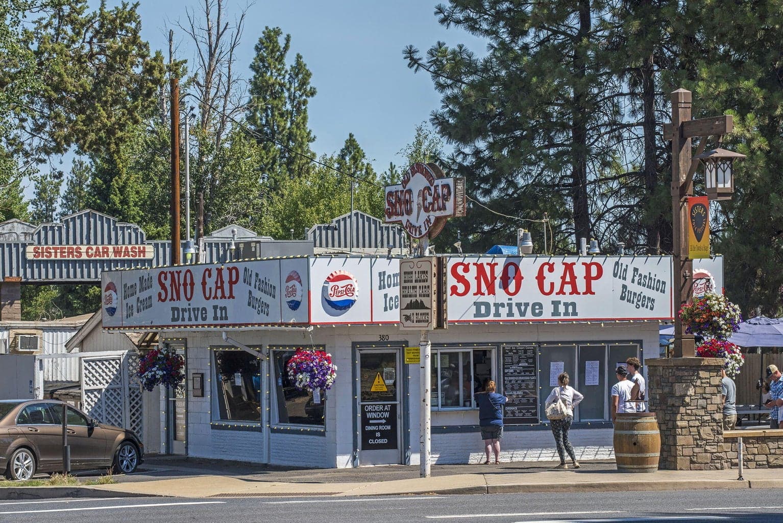 1-minute stroll to the pedestrian path leading to Downtown Sisters!