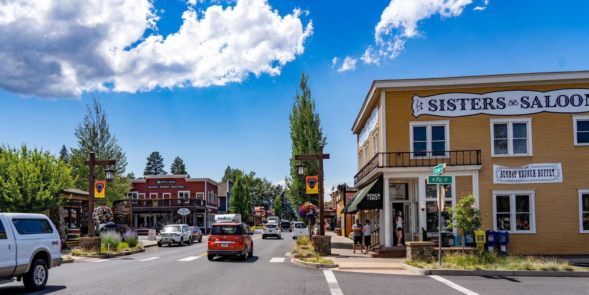 1-minute stroll to the pedestrian path leading to Downtown Sisters!