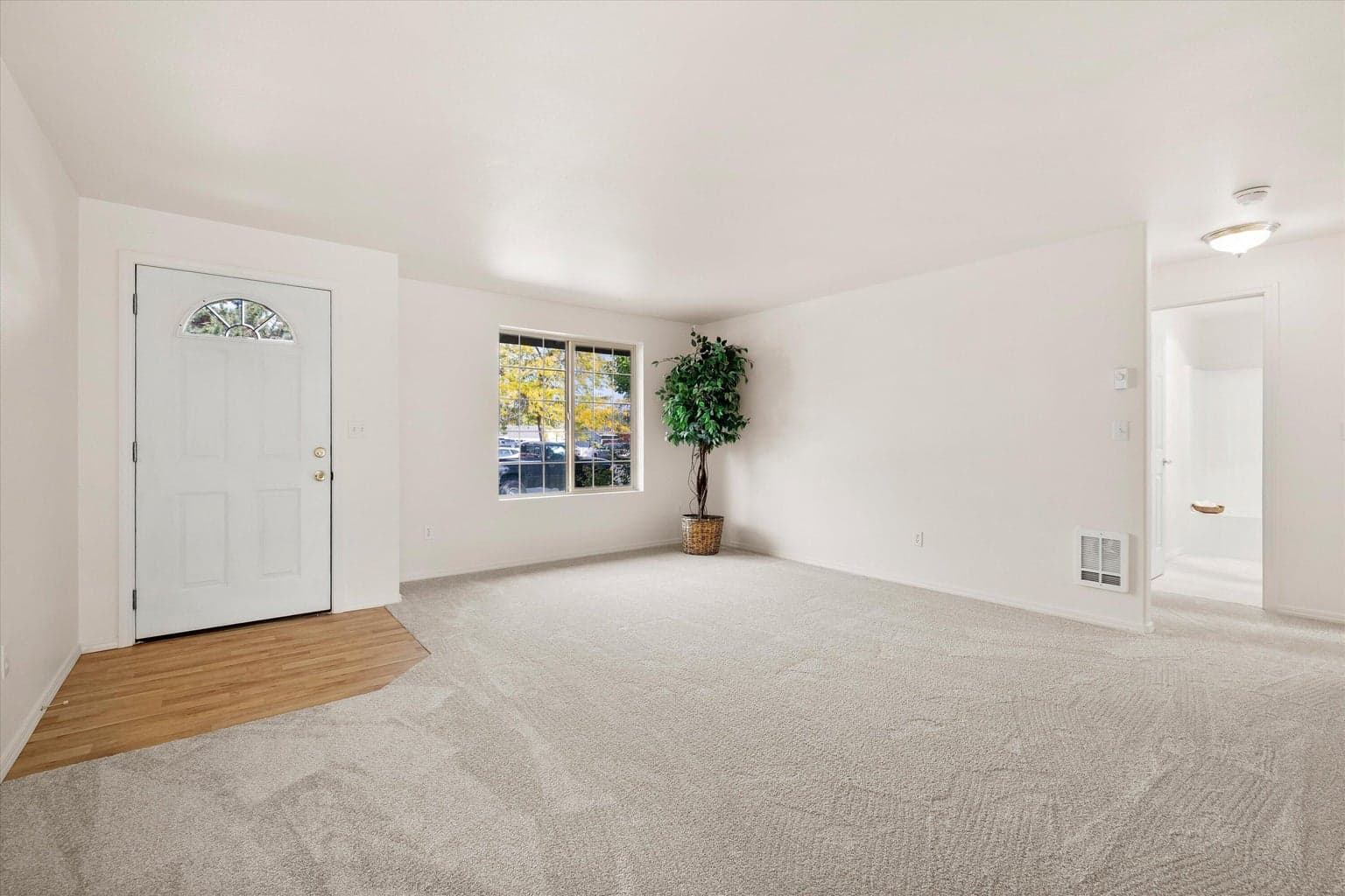 Living area and front entry have new floor coverings