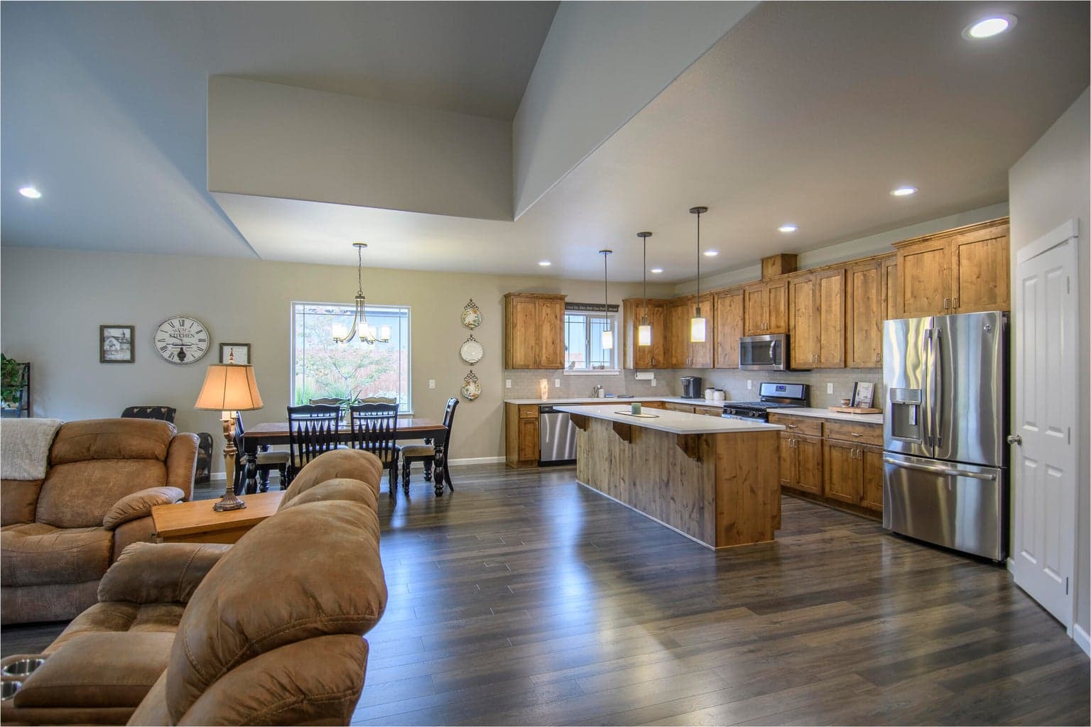 Kitchen with breakfast bar