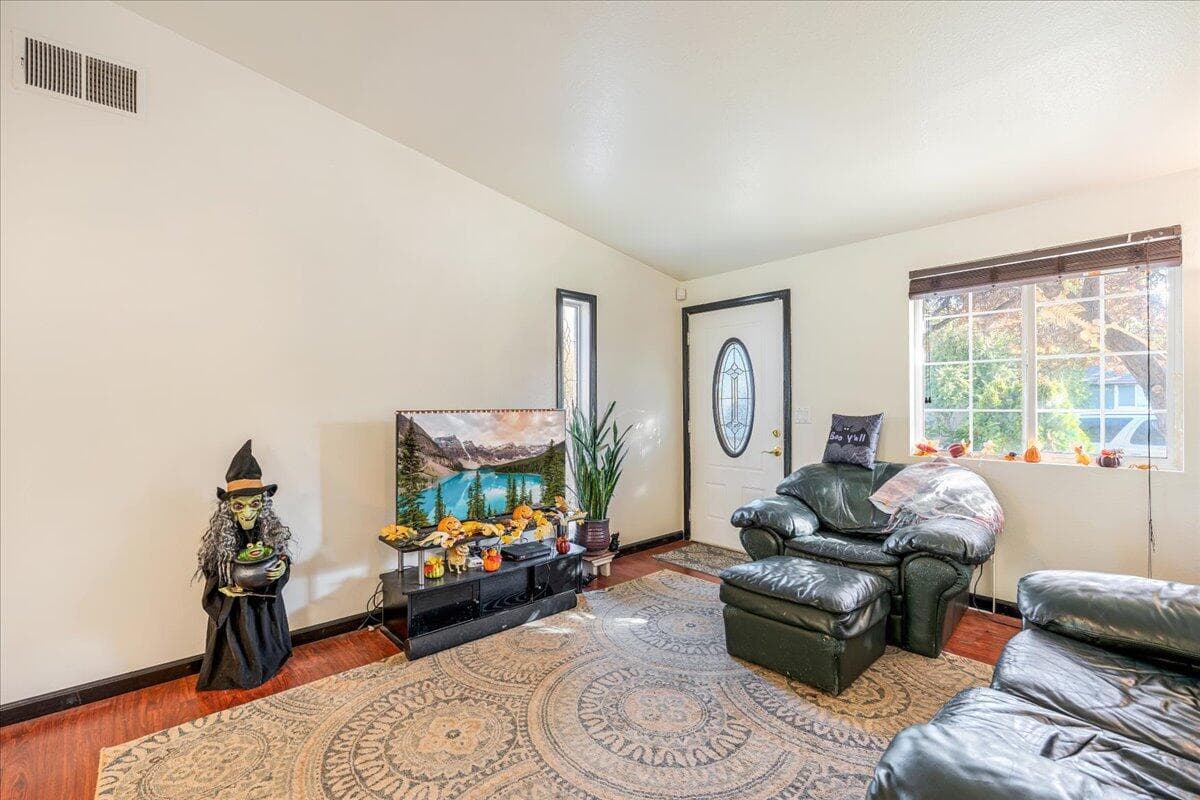 Photo of 1547 33rd 5 of 33