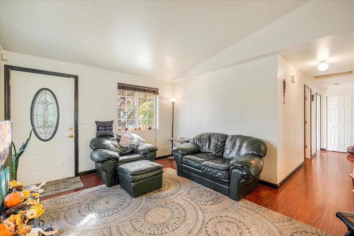 Photo of 1547 SW 33rd Street 8 of 33