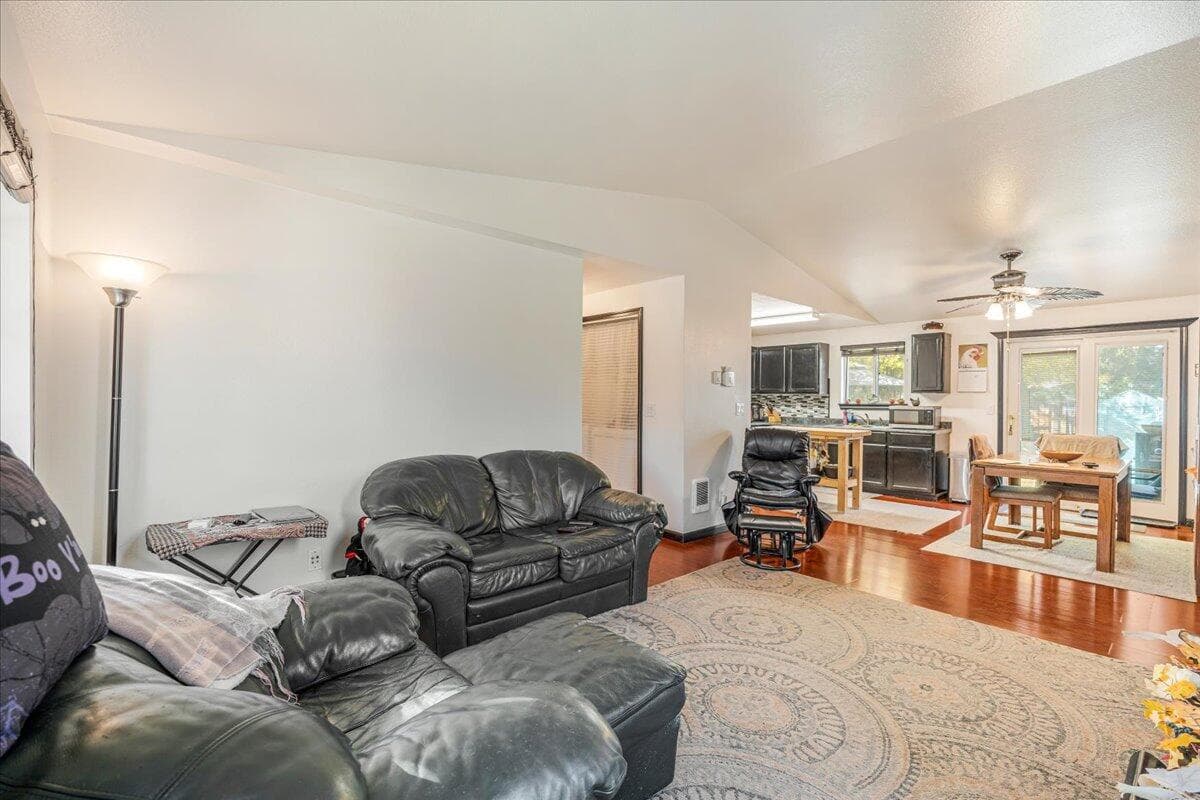 Photo of 1547 SW 33rd Street 9 of 33